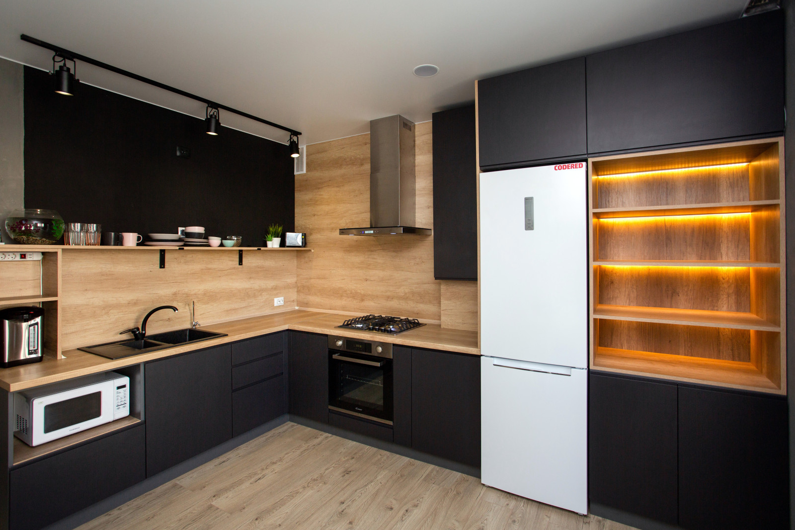 Черная брутальная кухня в современном стиле для тату-мастера