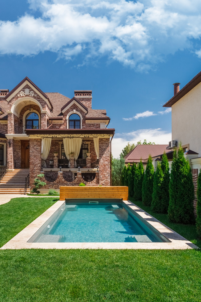 Роллетное покрытие для бассейна под декоративным деревянным коробом.