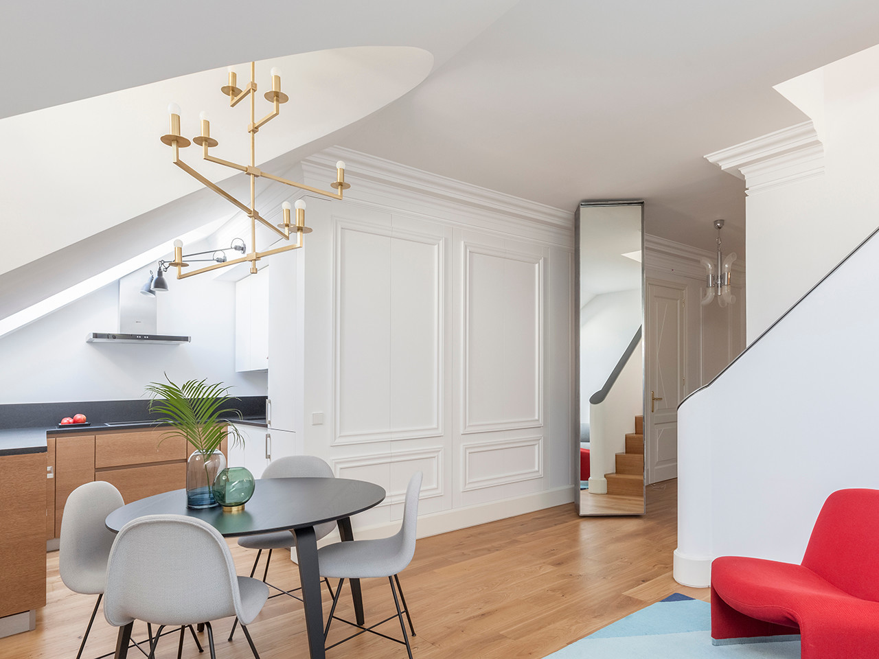 Houzz тур: Двухуровневая квартира, в которой нашли ещё одно окно