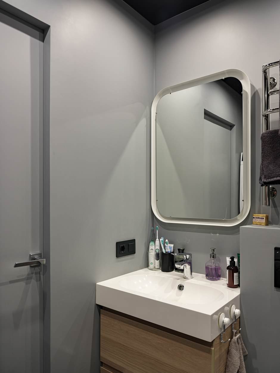 Квартира-студия с черным потолком в стиле лофт