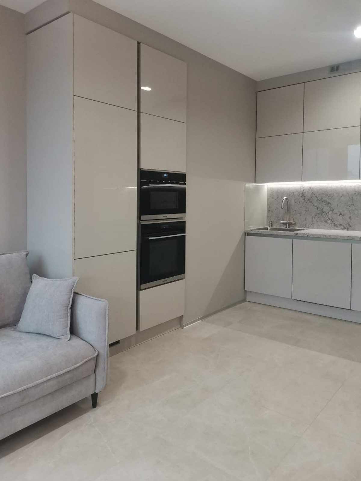 Кухня в современном стиле жк "Кутузовский Лайф"