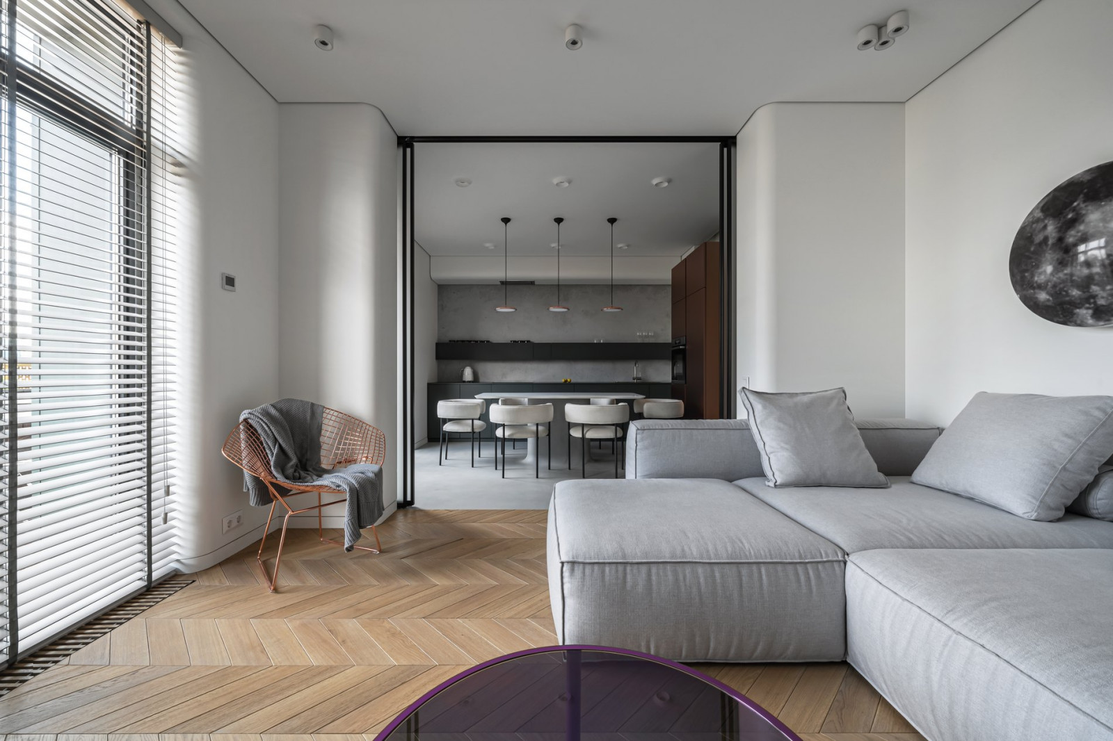 Houzz Украина: Квартира с изгибами и минимумом наполнения