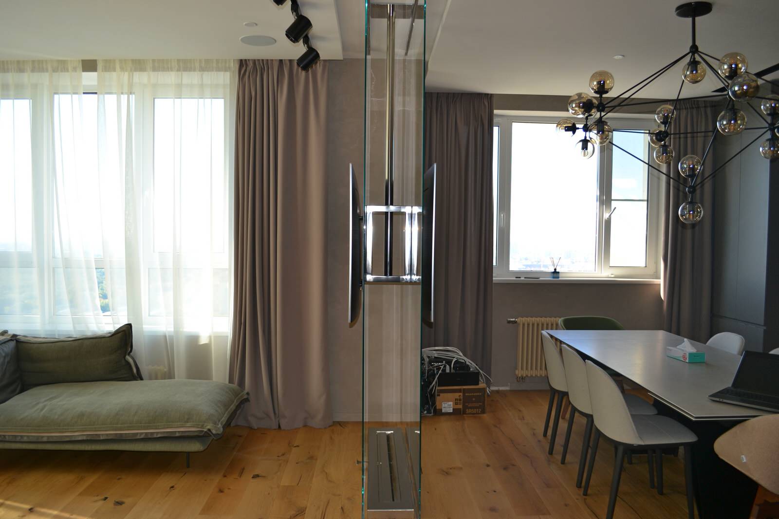 Био камин с двумя телевизорами