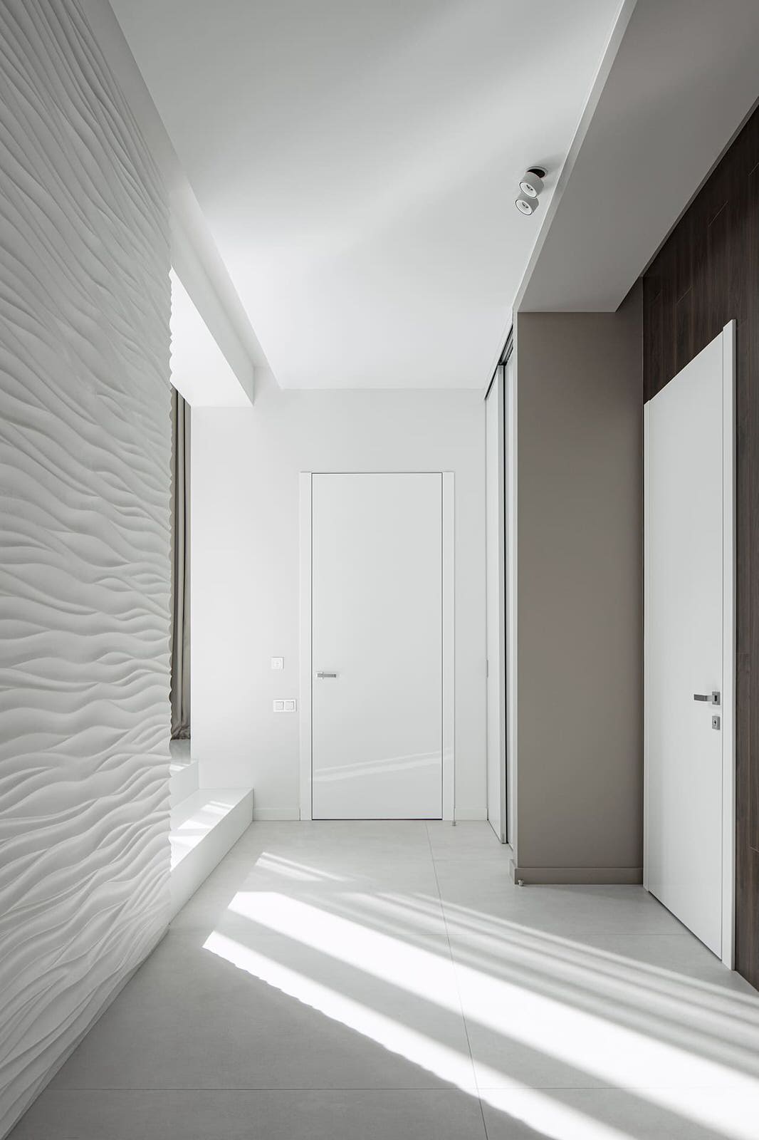 Большой красивый белый дом