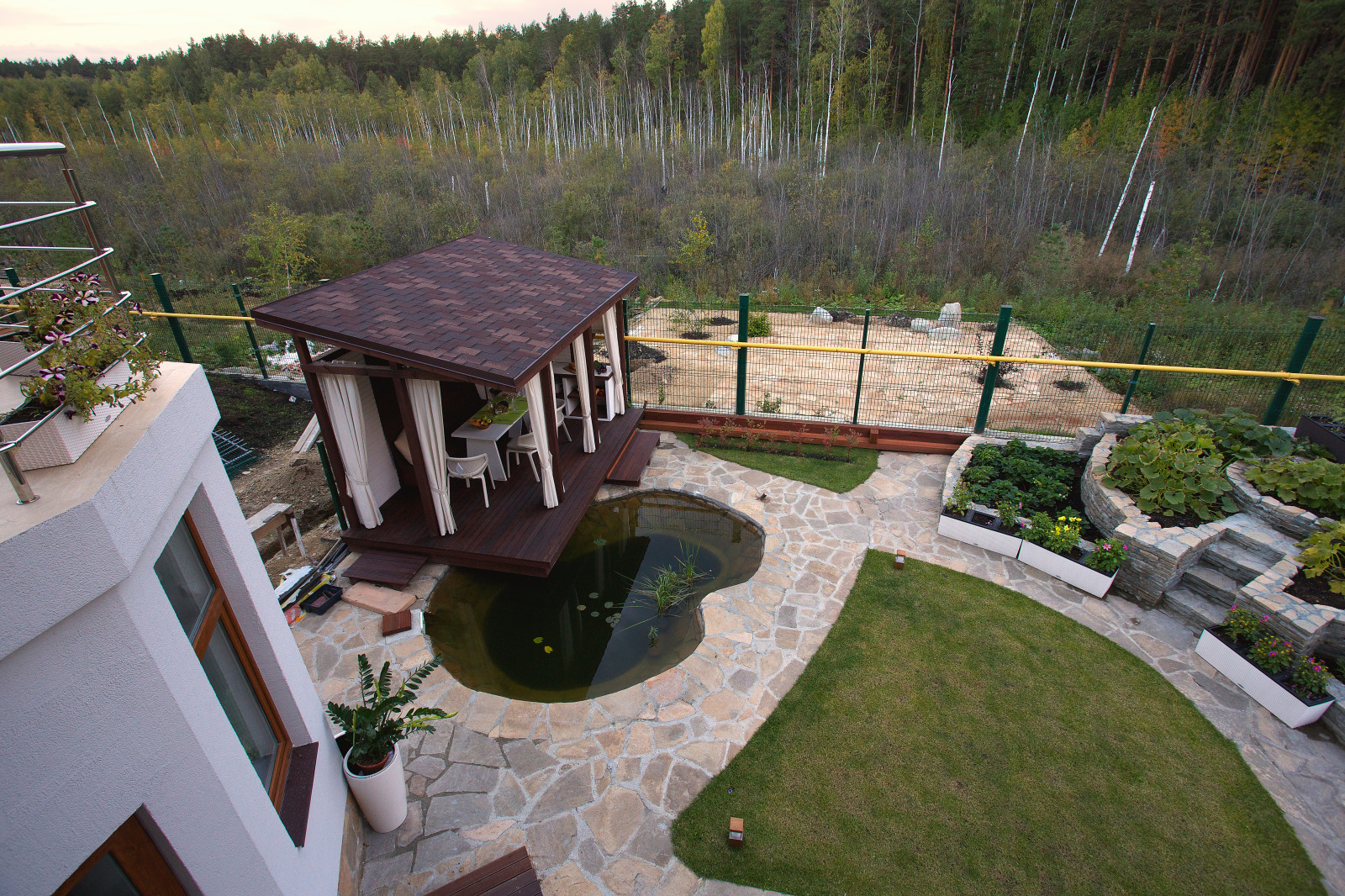 Обложка проекта: Беседка над прудом