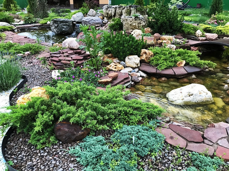 Искусственный пруд с островом и водопадом