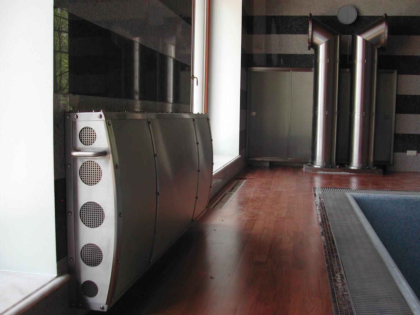 Нержавеющая сталь в интерьере бассейна загородного дома