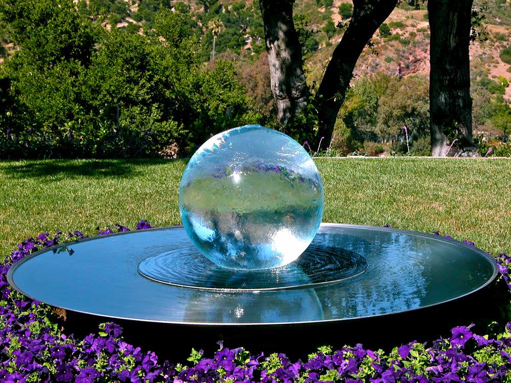 Шаром покати: Классические приемы украшения сада сферами