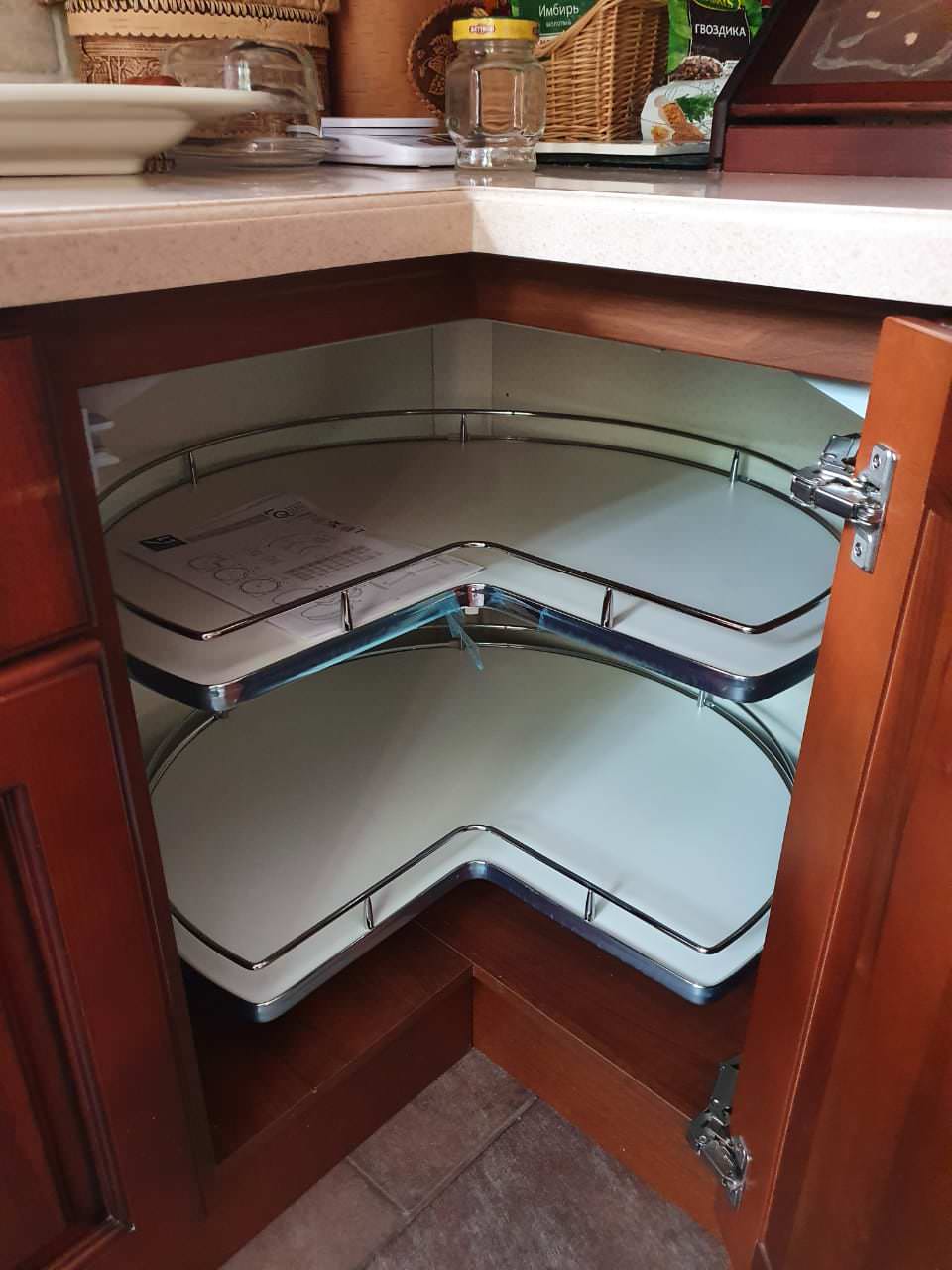 Угловой шкаф с полками