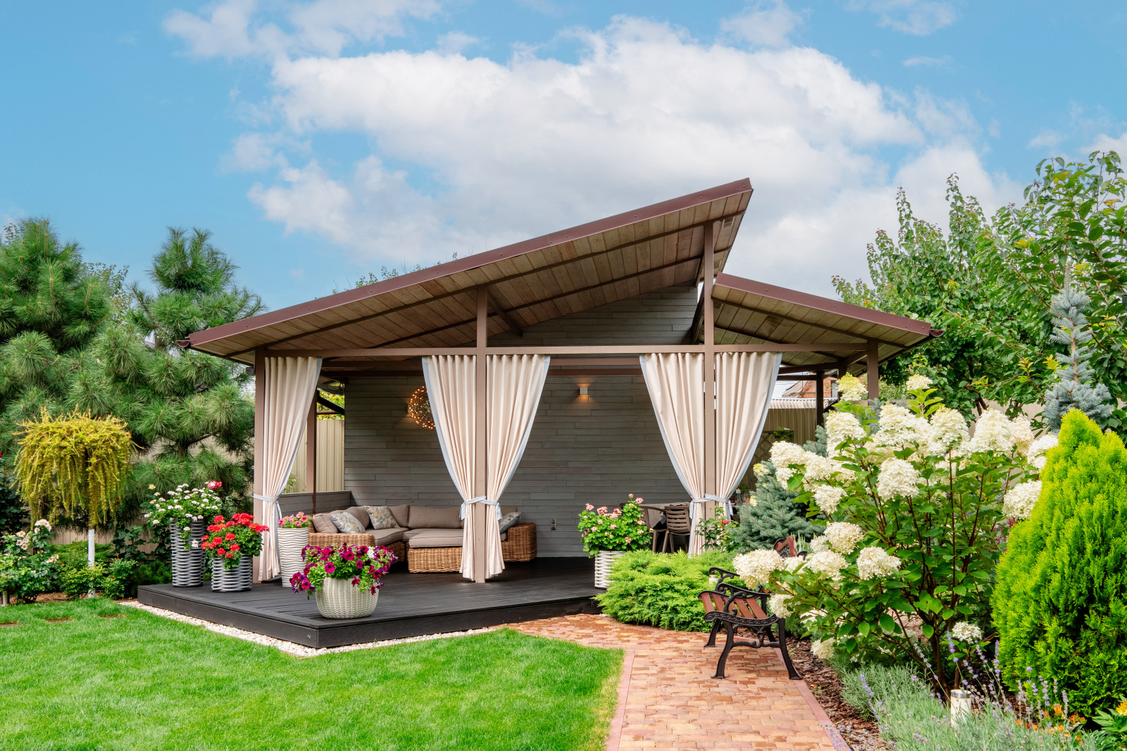 Обложка проекта: "Цветущий райский сад"