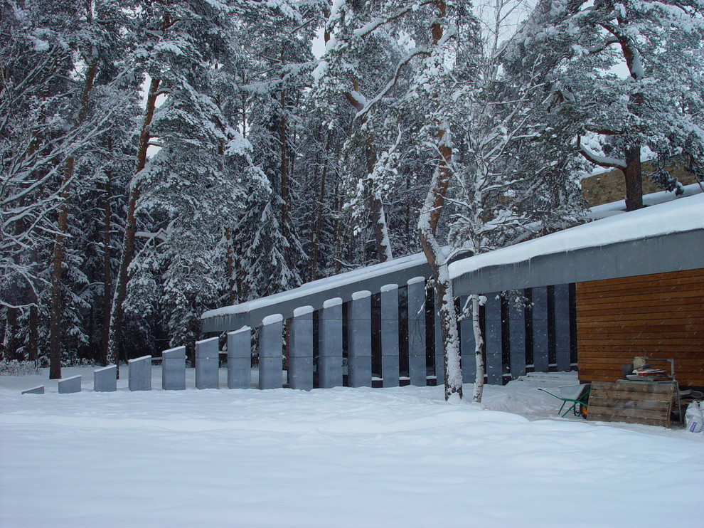 Дом в соснах у пруда