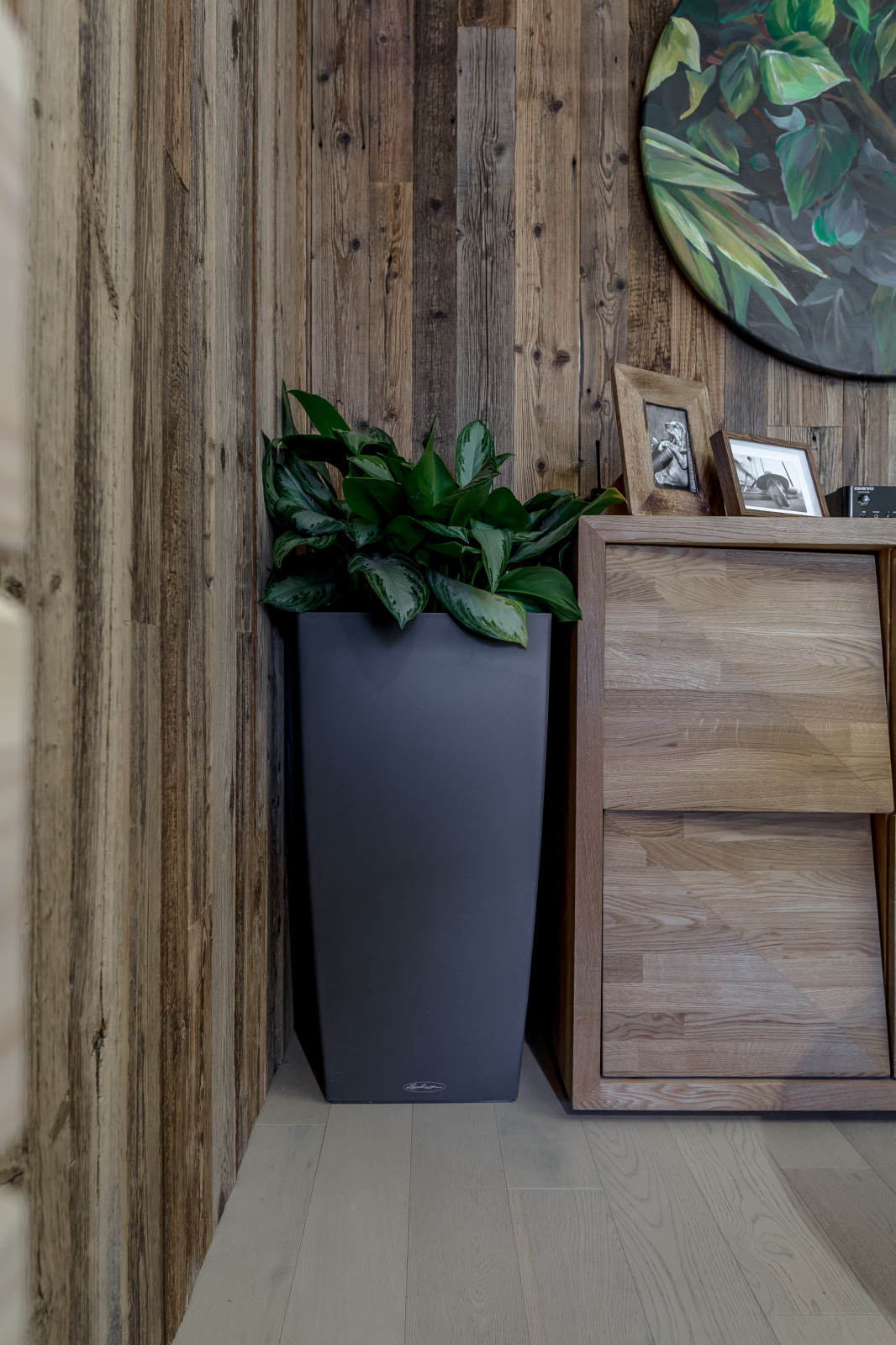 Гостиная с камином и березами