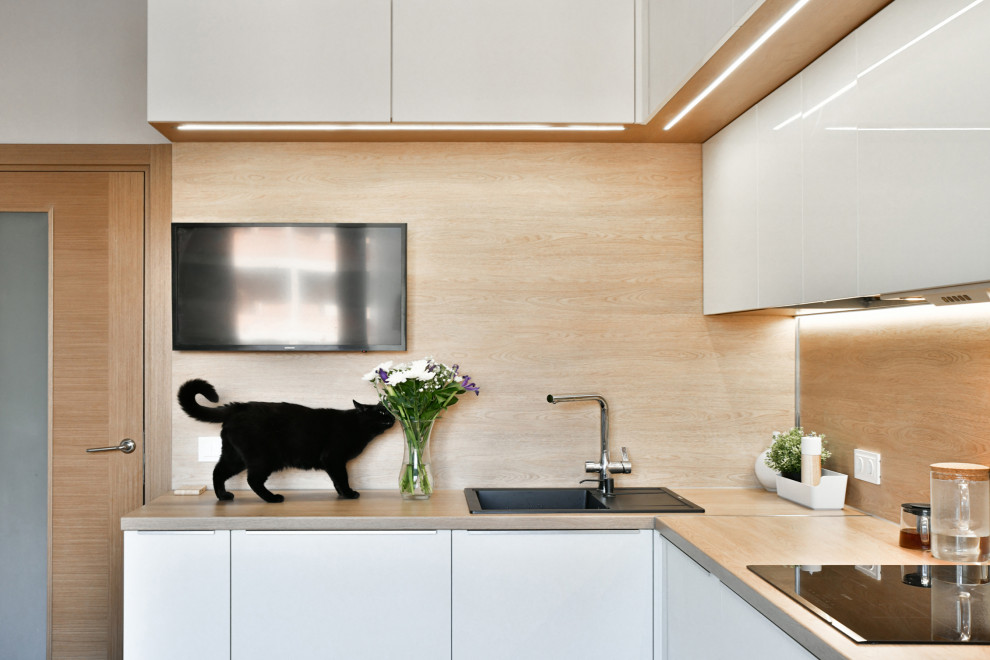 Белая глянцевая кухня с антресольнымверхом