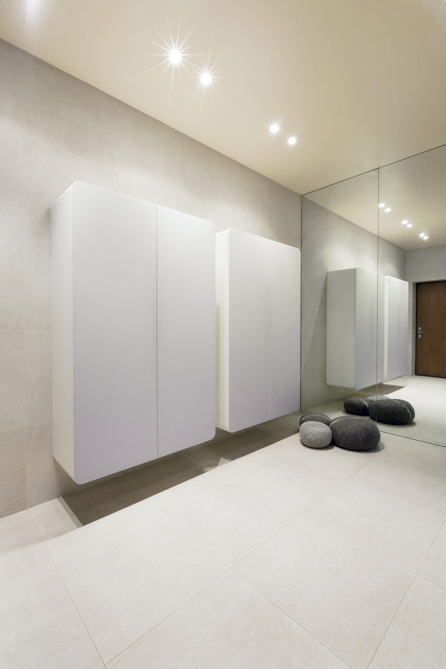 Houzz тур: Лаконичный интерьер с галькой и дизайнерской мебелью