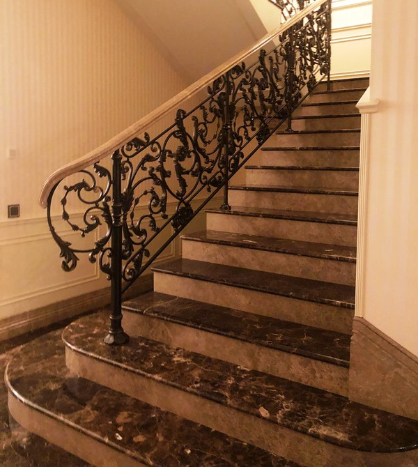 Кованные ограждения каменной лестницы