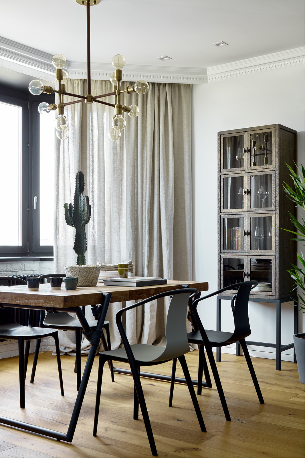 Современный интерьер с элементами индустриального стиля для семьи с двумя детьми