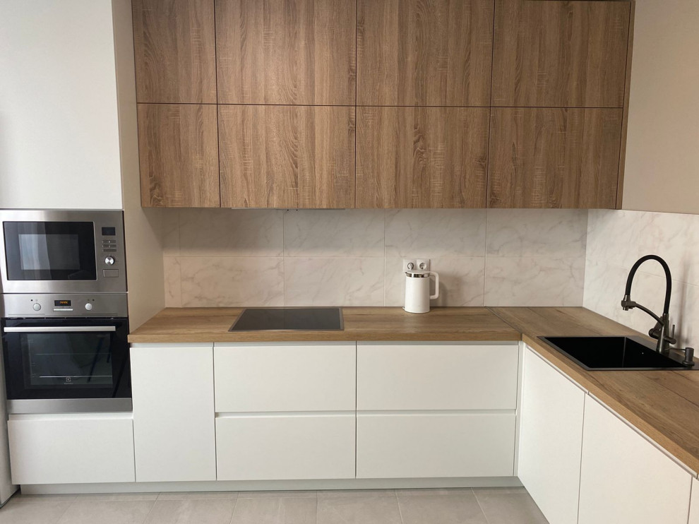 Светлая большая угловая кухня в белом и желтом цвете