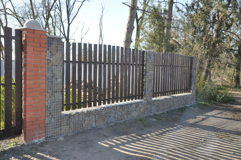 Обложка проекта: Забор из габионов с пролетами из деревянного штакетника