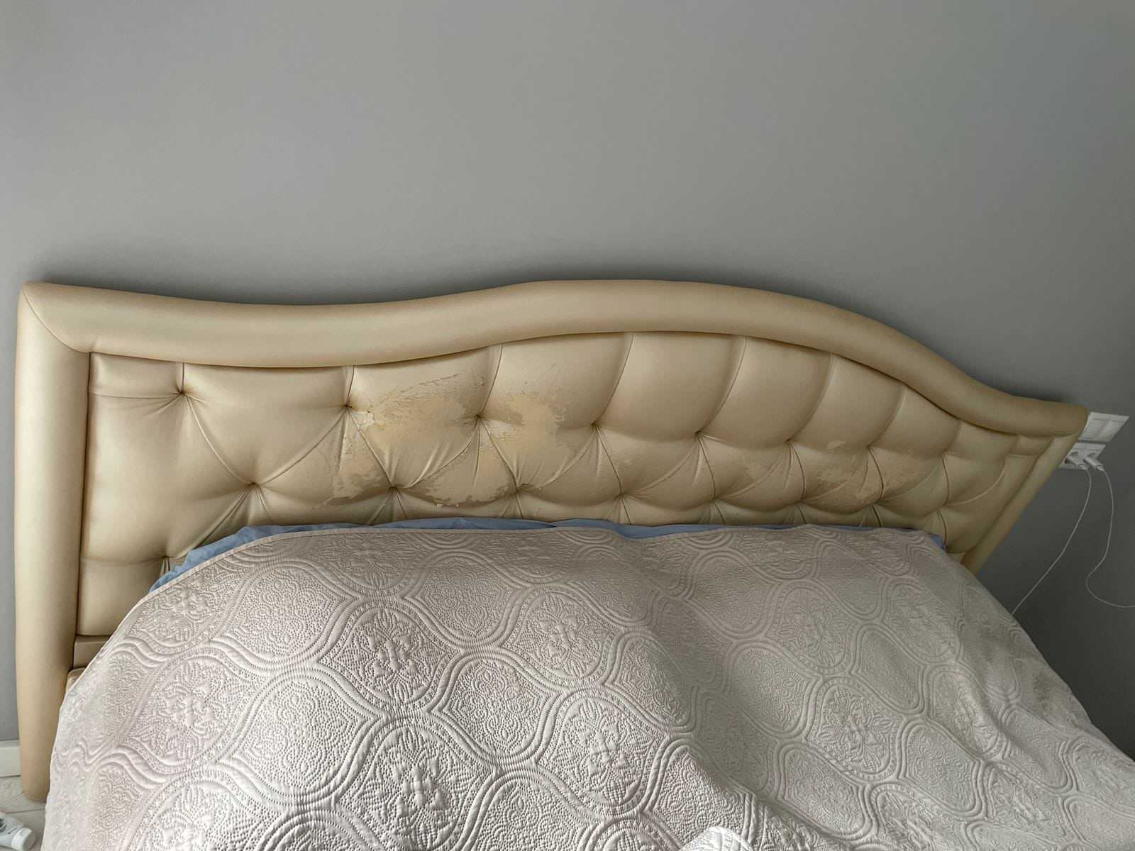 Обложка проекта: изголовье кровати