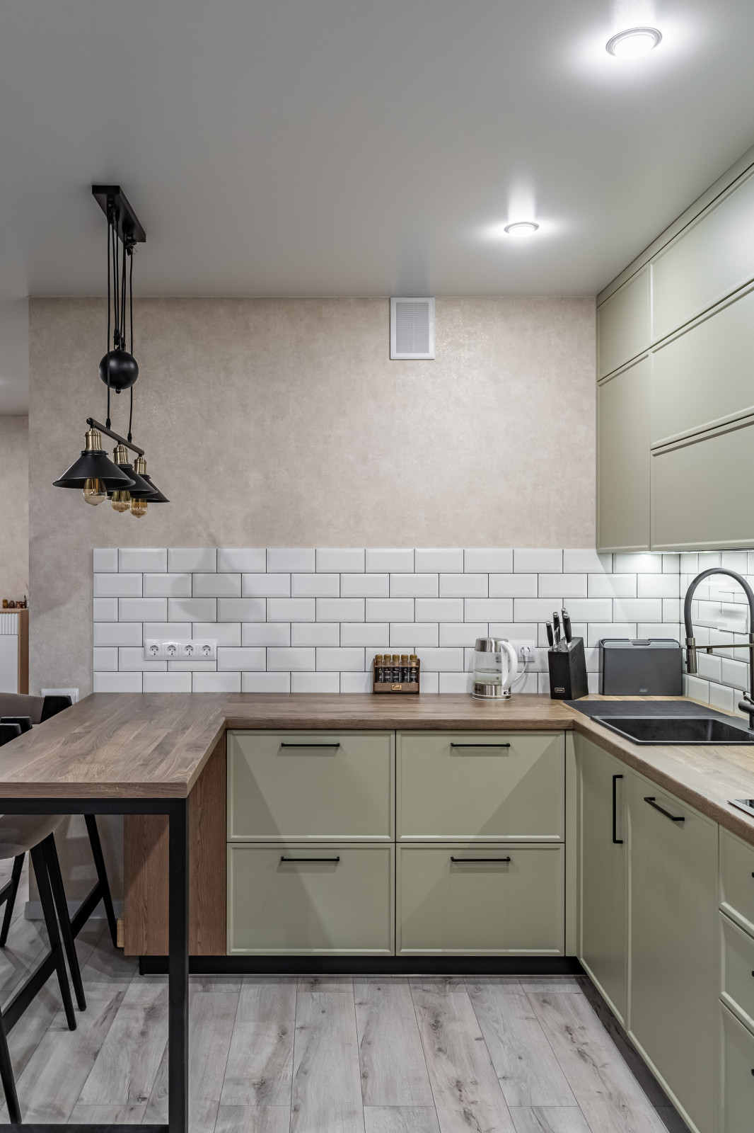 Природная Гармония: Дерево и Зелень