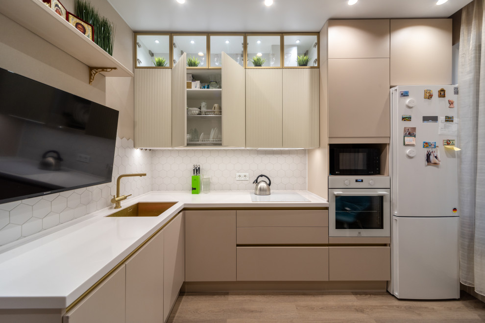 Красивая кухни и вместительная гардеробная