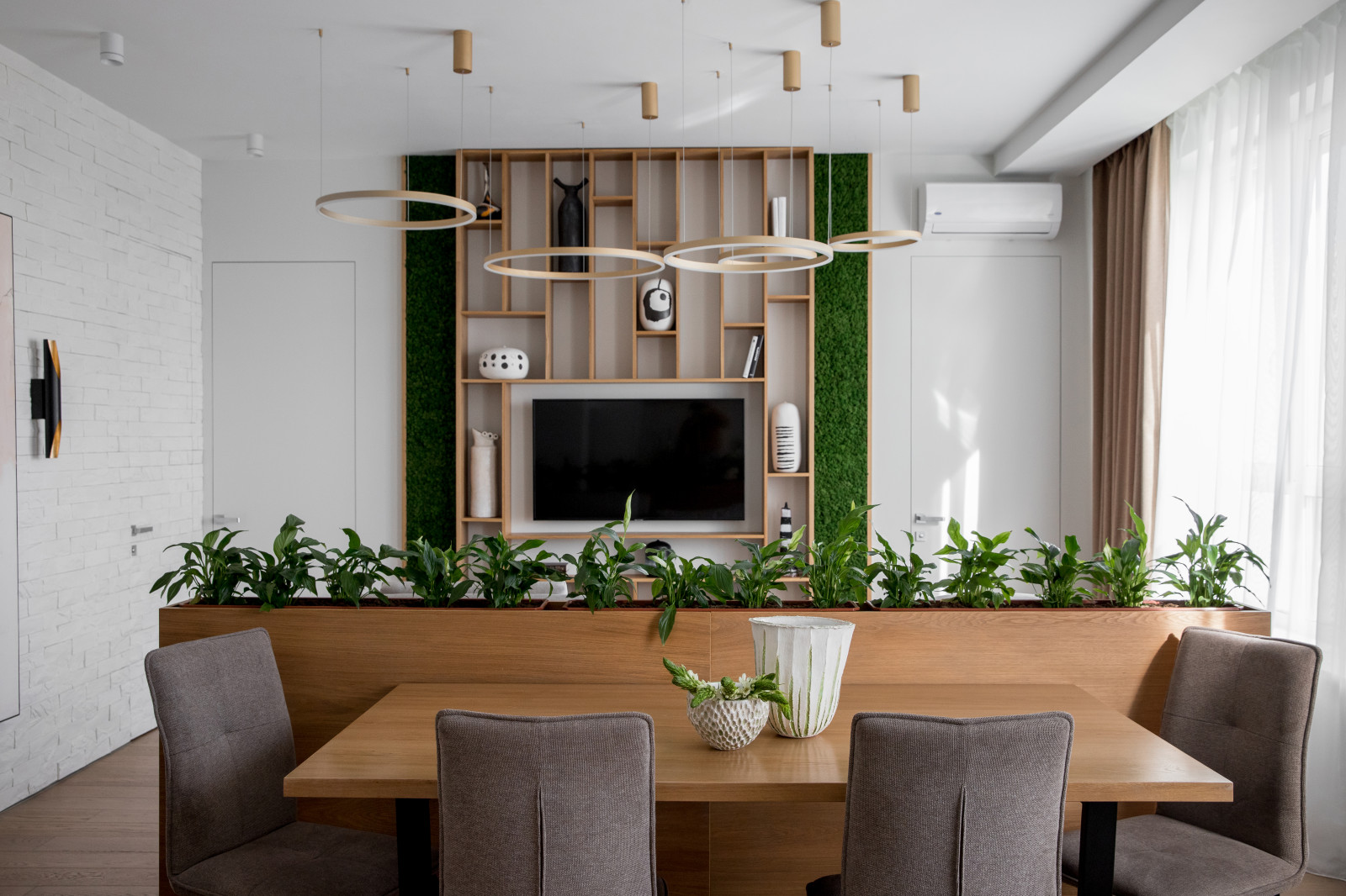 Обеденный стол со столешницей из шпона и металлическим основанием