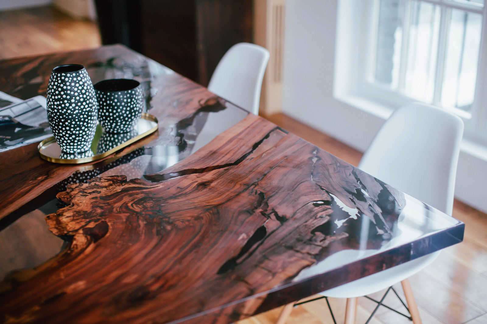 Стол из абрикоса и акрила