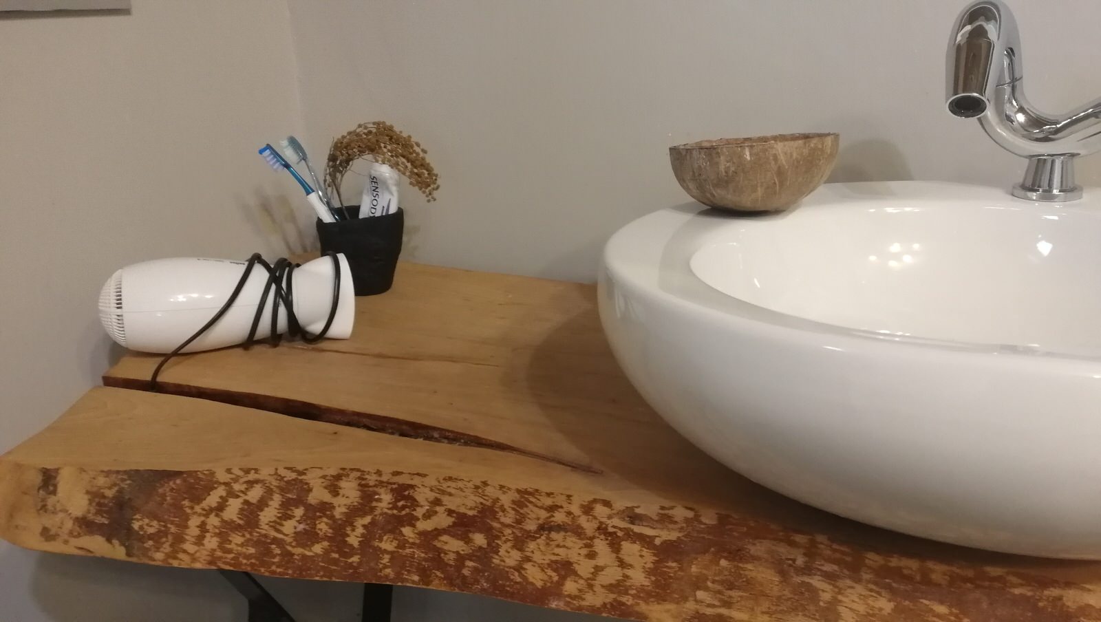 Ванная в эко стиле,  с элементами бамбука и трасника