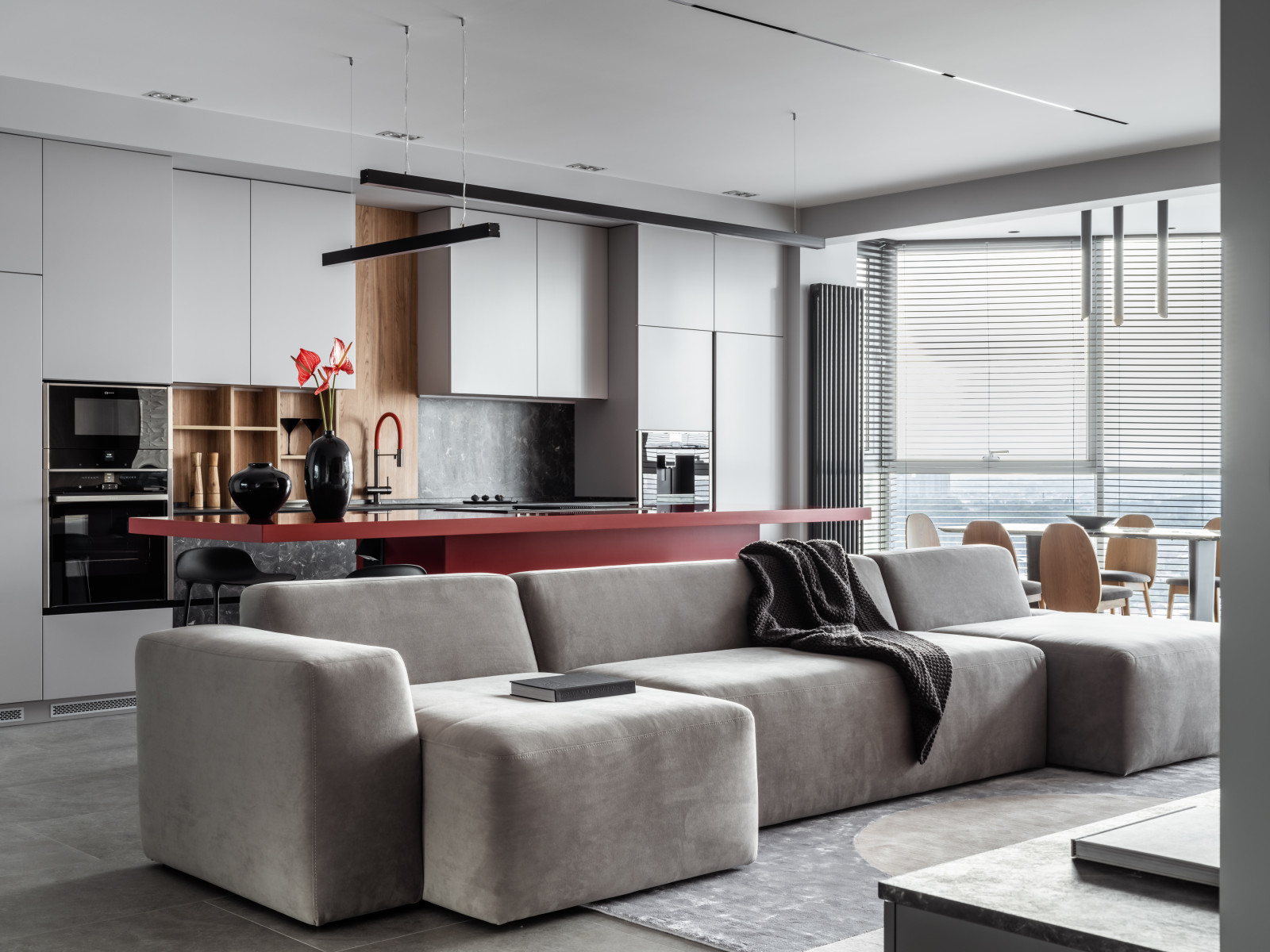 Фото реализованного проекта в современном стиле с яркими акцентами