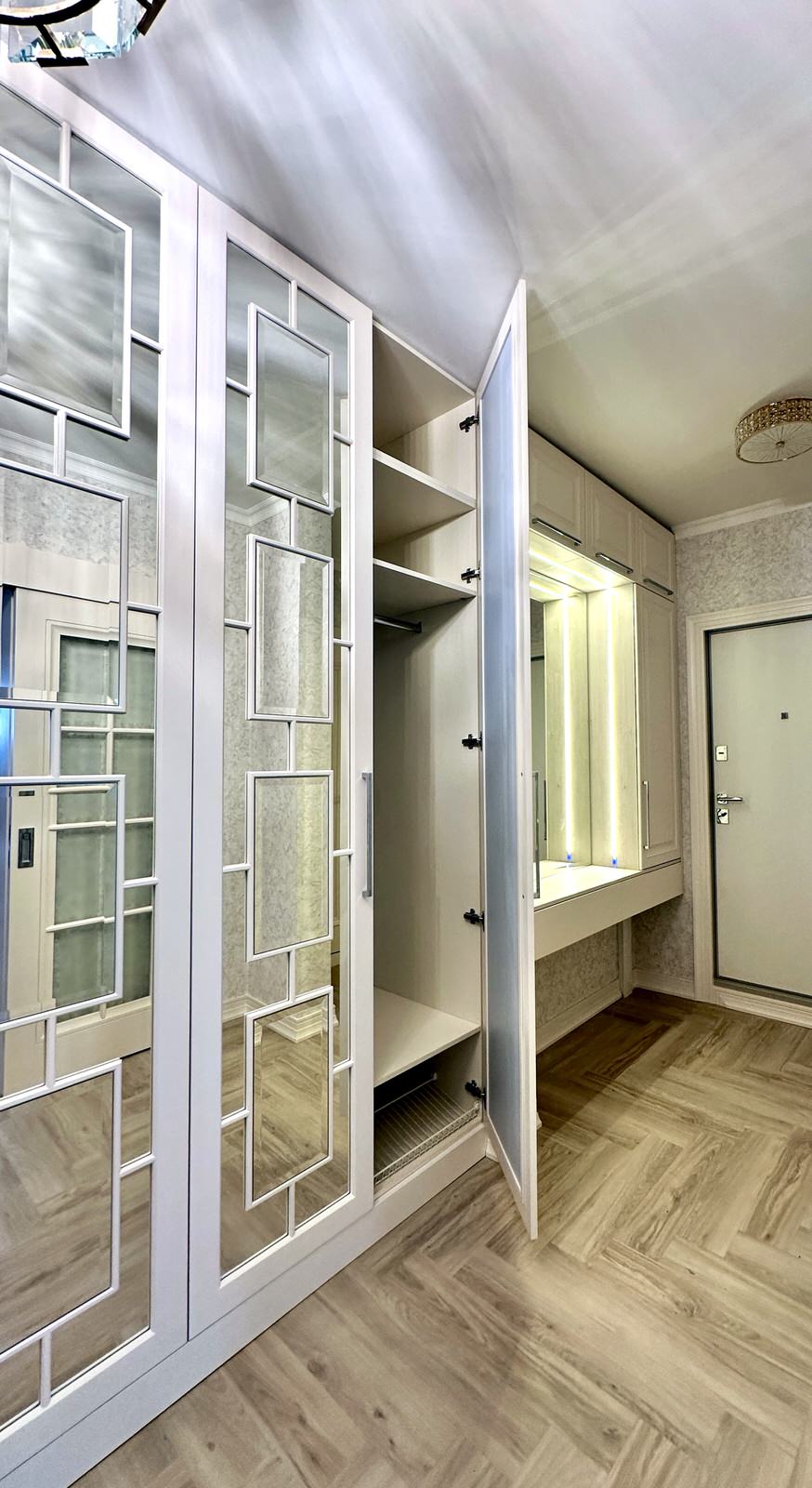 Шкаф с раскладкой в прихожую.