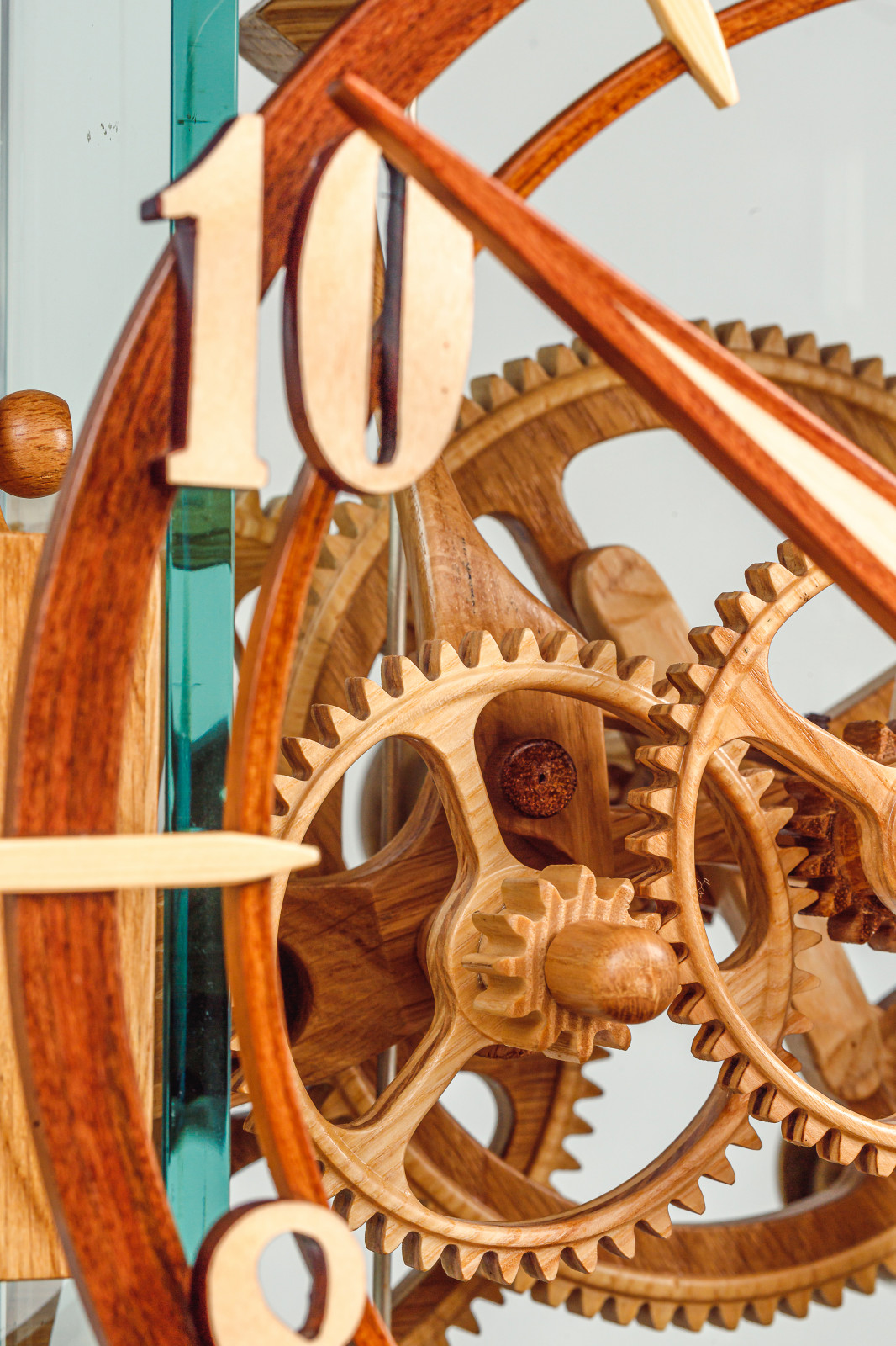 эксклюзивные часы из натурального дерева.