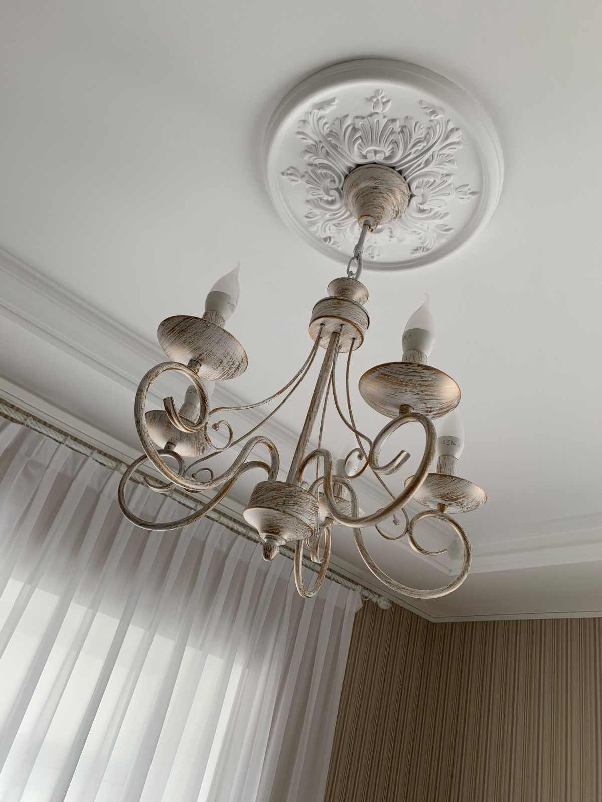 Люстра для кухни с классической потолочной розеткой.