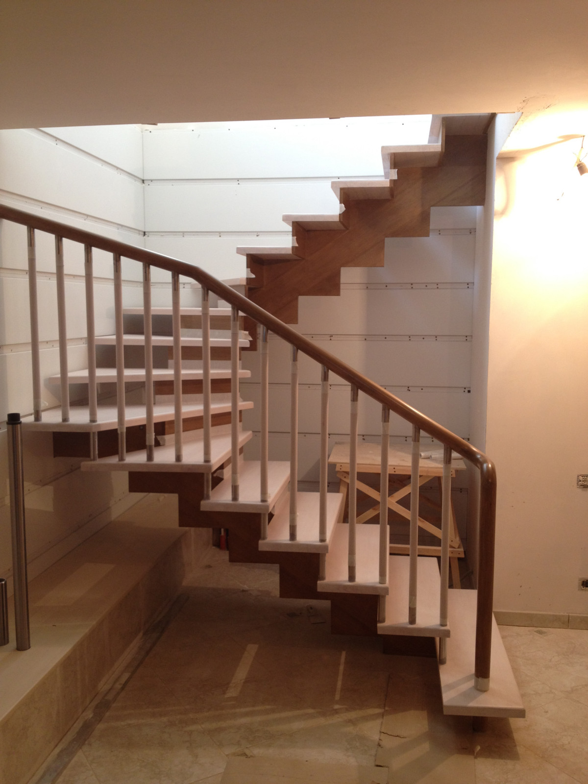 Деревянная лестница с комбинированными балясинами