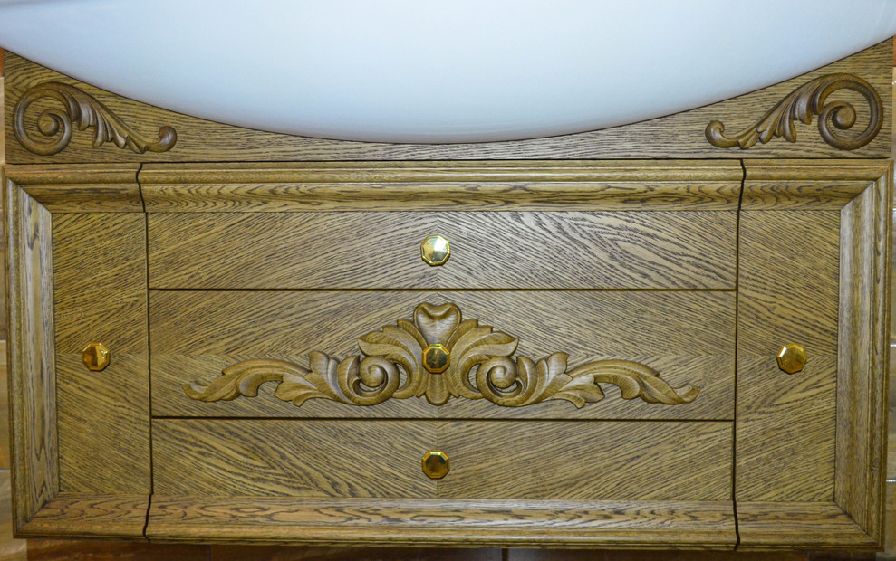 Ванная комната. Потолок, зеркало и тумба под раковину