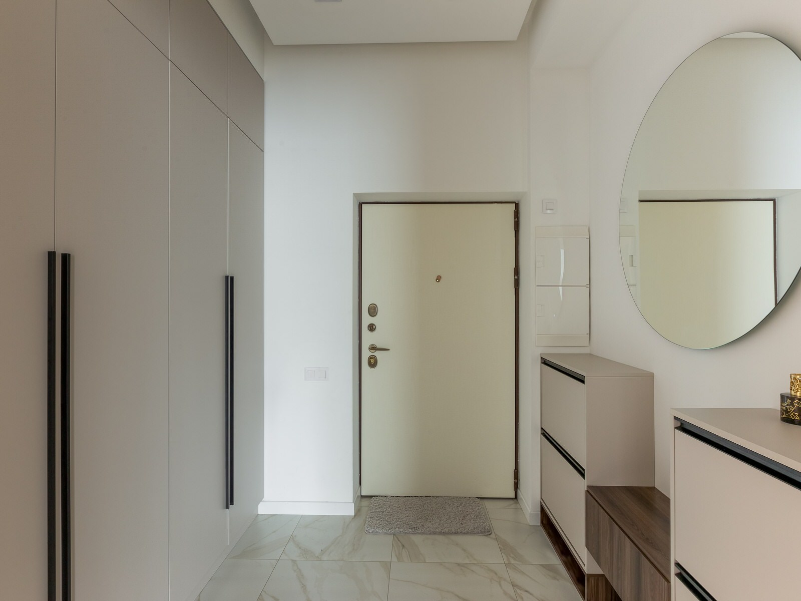 Шкаф и тумба с зеркалом в прихожей в ЖК Матч Поинт