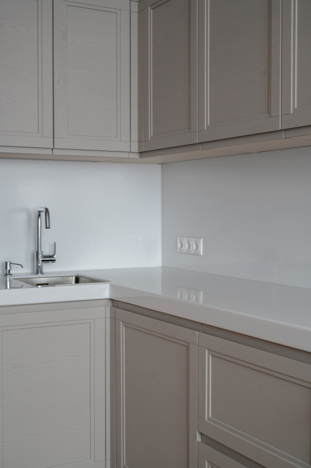 Кухня из массива с интегрированной ручкой