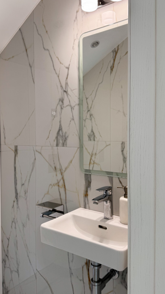 Небольшая раковина в гостевом санузле