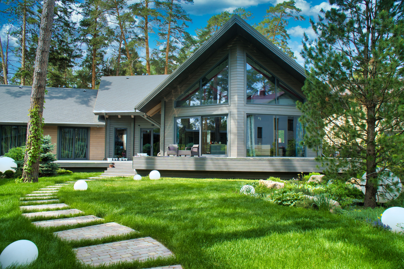 Одноэтажный загородный дом с вторым светом