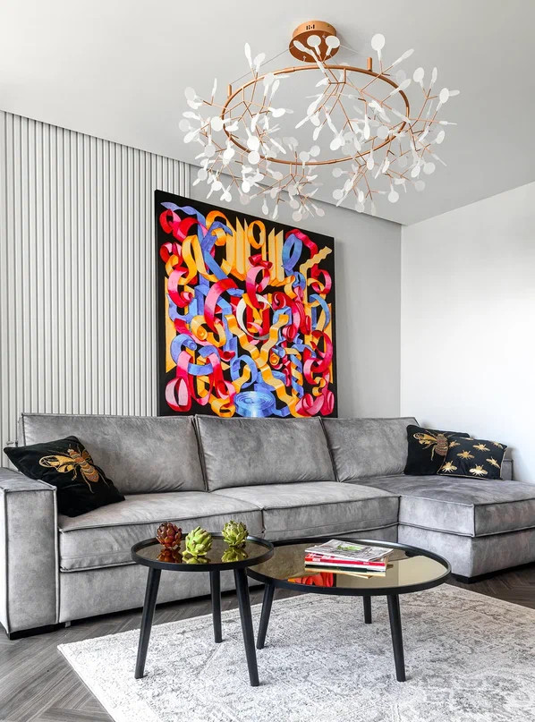 Квартира в стиле фьюжен с золотистой вытяжкой и коллекцией статуэток