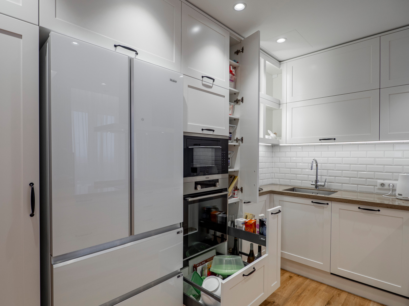 Стильная неоклассическая кухне в белом цвете