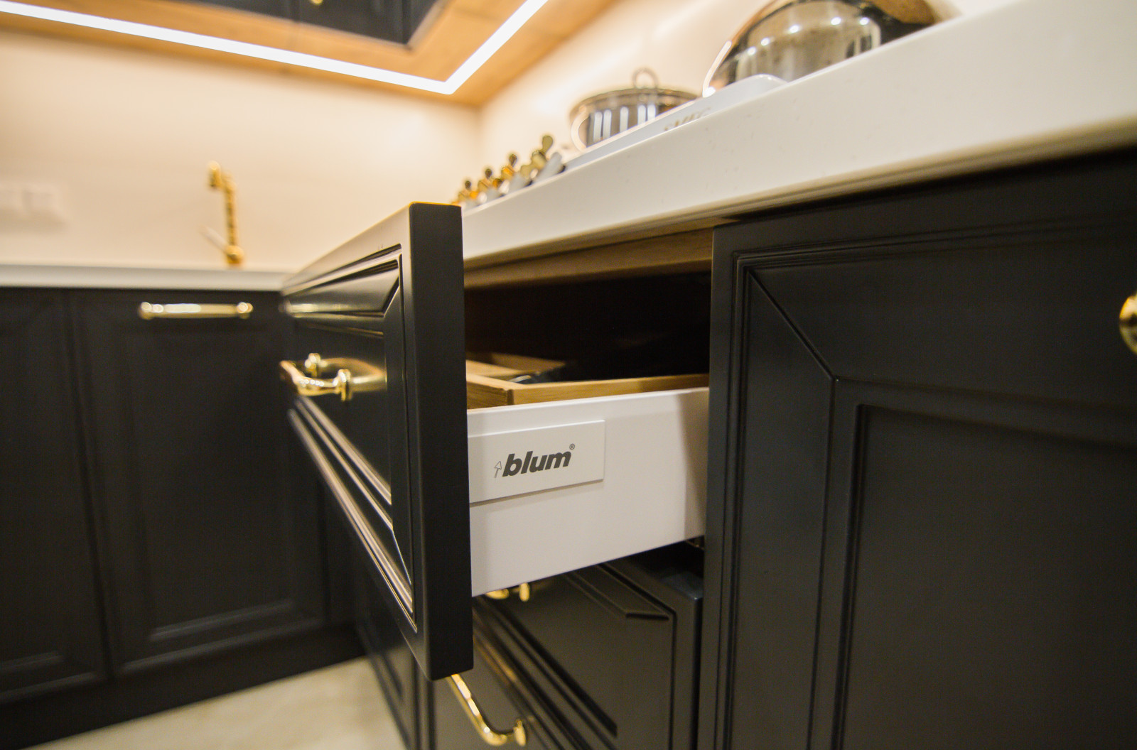 Черная кухня в стиле неоклассика