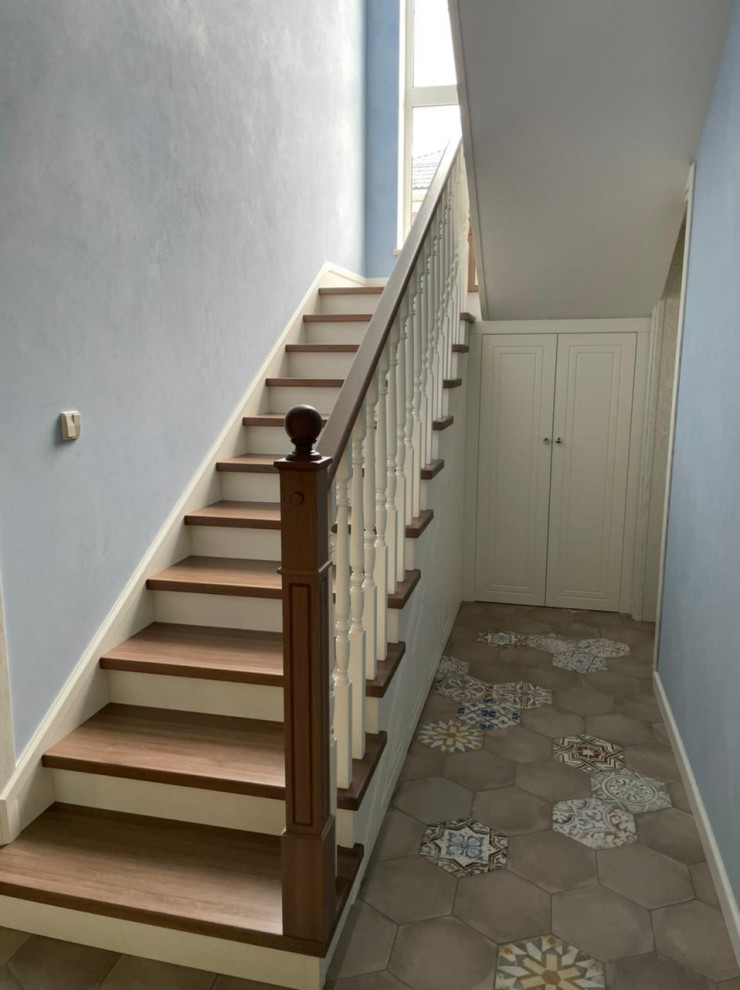 Облицовка лестинцы в классическом стиле