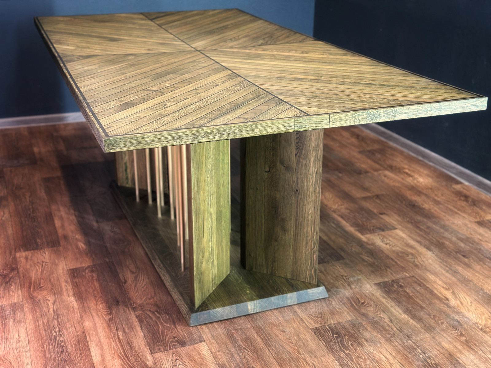 Стол из массива дуба с латунью в подстолье