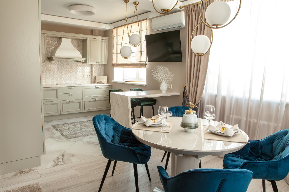 Кухня-столовая в неоклассике.