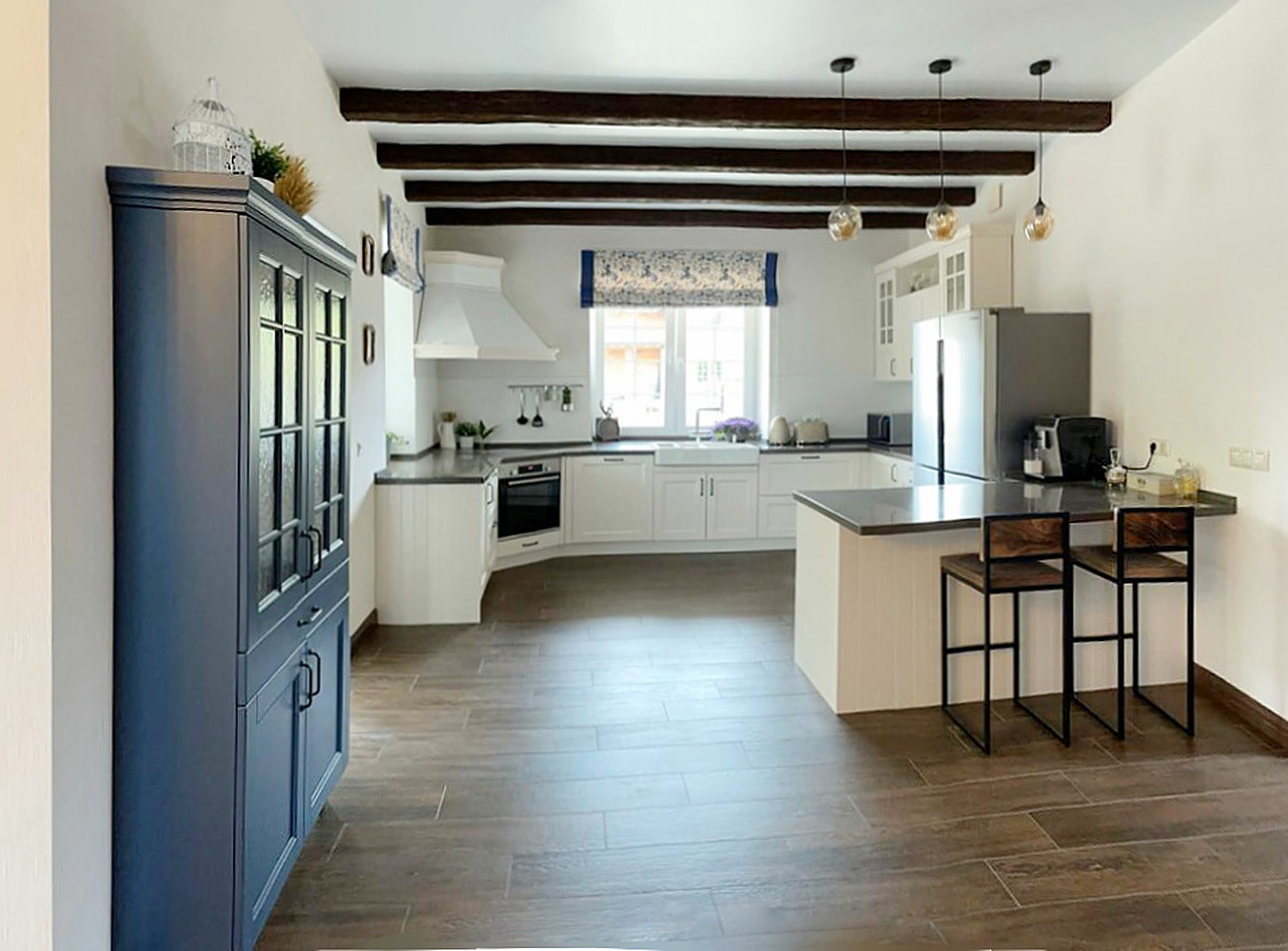 Белая просторная кухня в скандинавском стиле