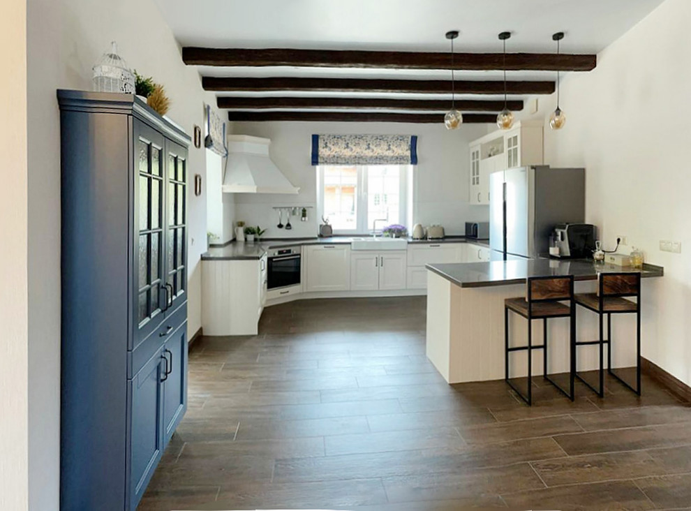 Белая просторная кухня в скандинавском стиле