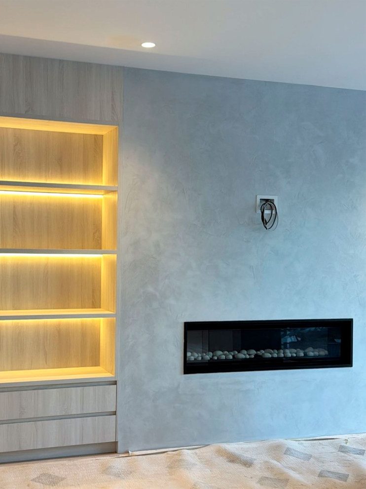 Венецианская штукатурка в интерьере: акцентная стена с камином в современном про