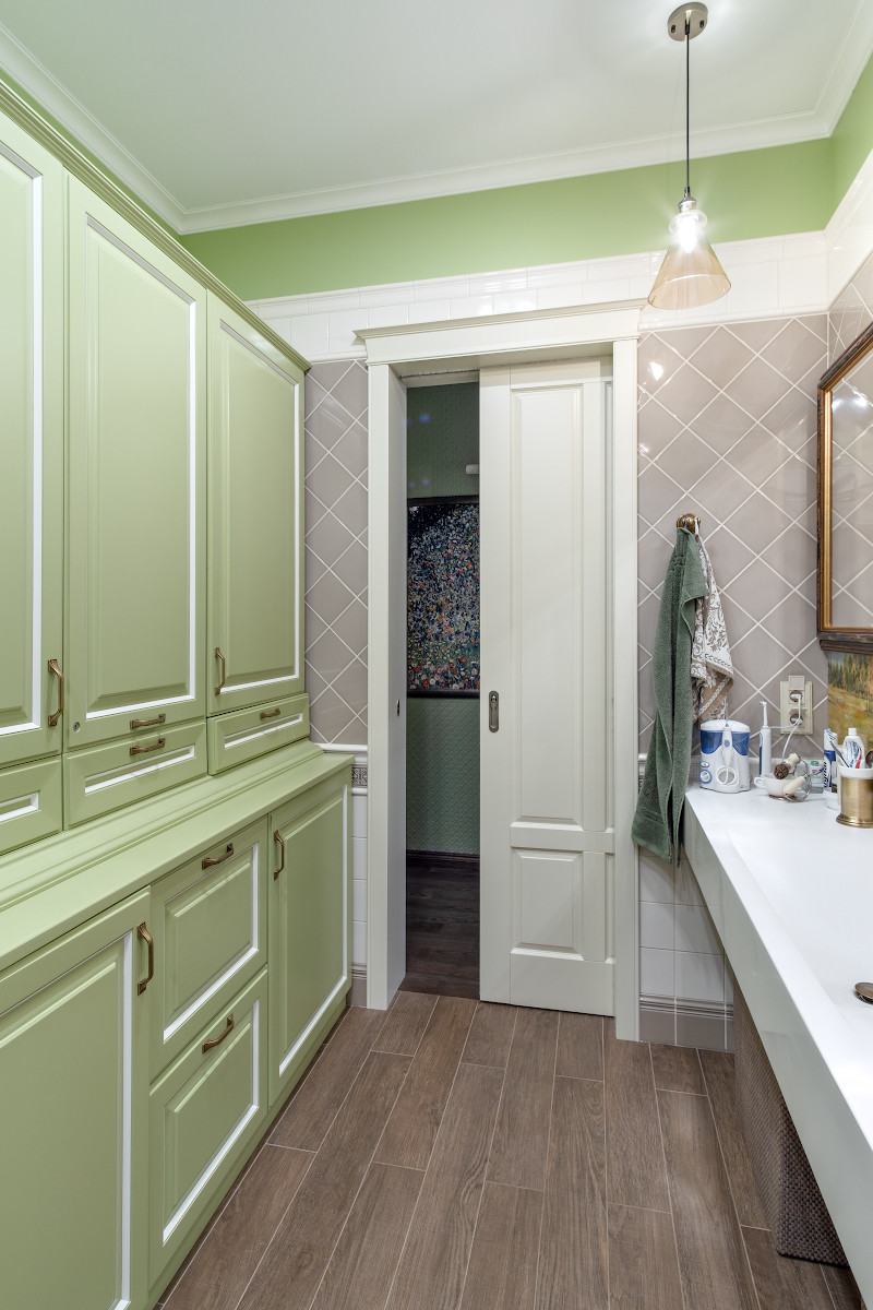 Интерьер с дверью-книжкой