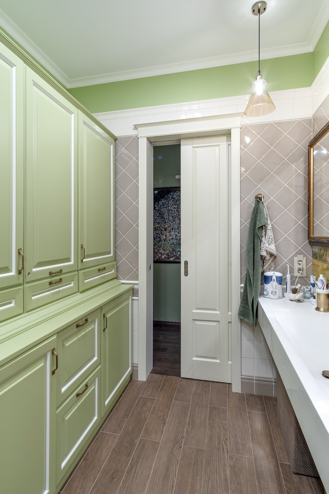 Интерьер с дверью-книжкой