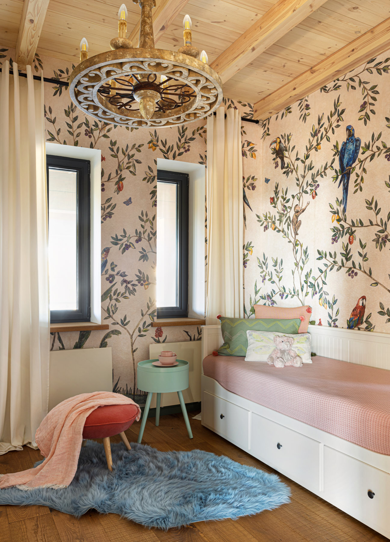 Houzz тур: Дом с напольным бордюром из старых чугунных плит